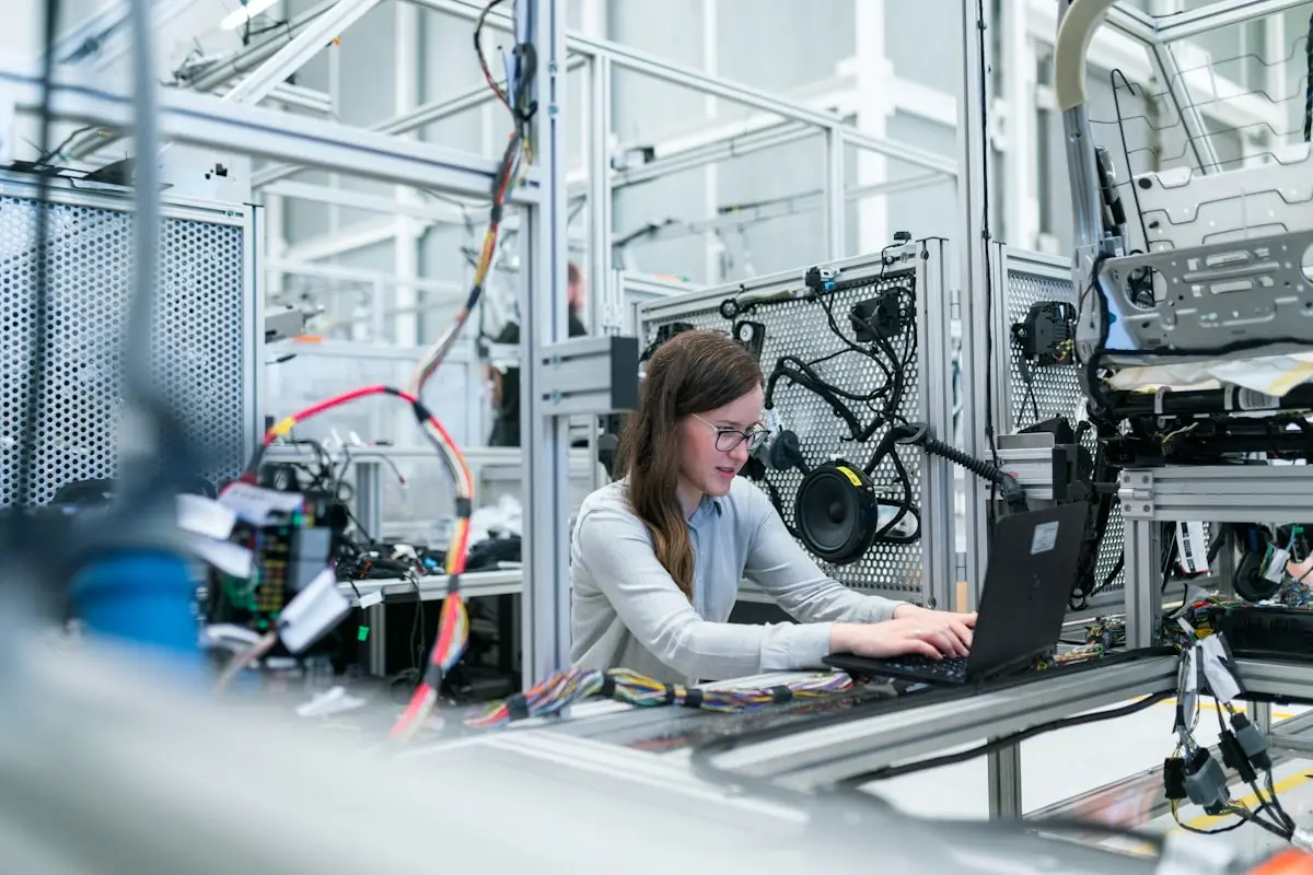 Opérateur logistique autonome, concentré sur sa station de travail.